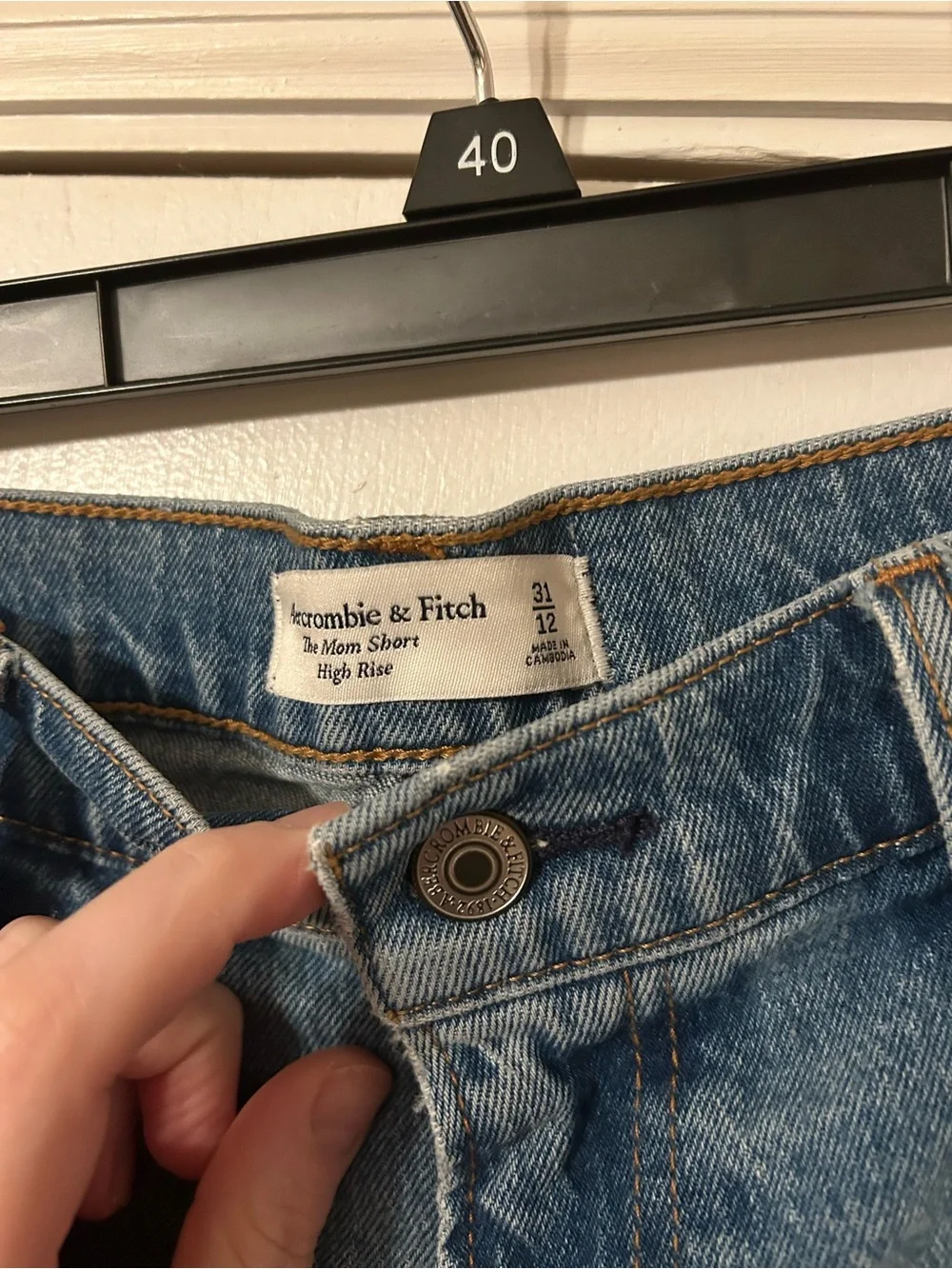 Abercrombie & Fitch High Rise Mom Shorts Size 31/12 Distressed Denim